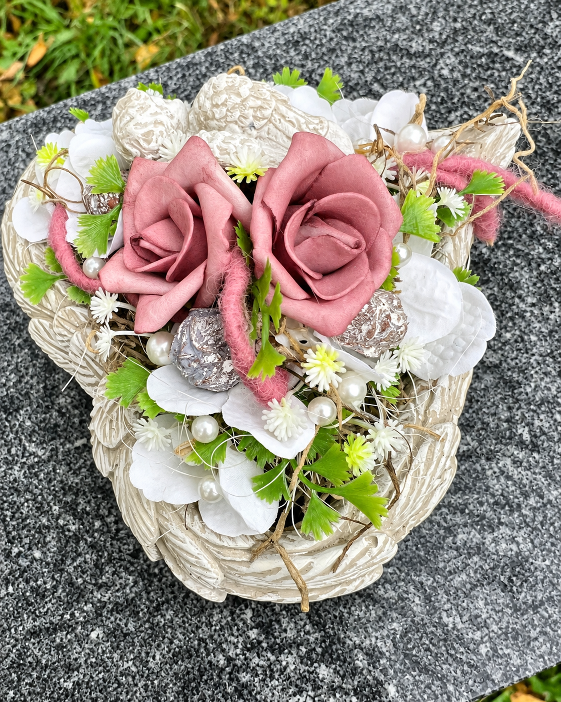Grabherz Beton Flügel Seidenblumen Rose – langlebiger Grabschmuck – Grabgesteck – SarahsFlowerStudio