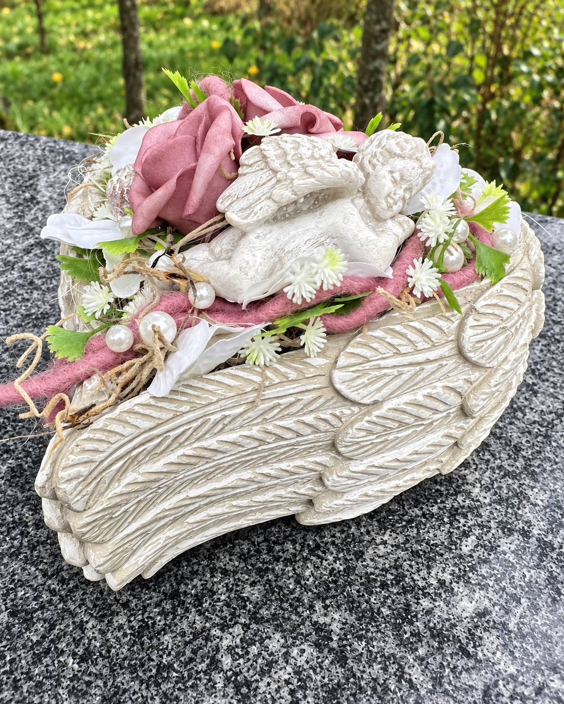 Grabherz Beton Flügel Seidenblumen Rose – langlebiger Grabschmuck – Grabgesteck – SarahsFlowerStudio