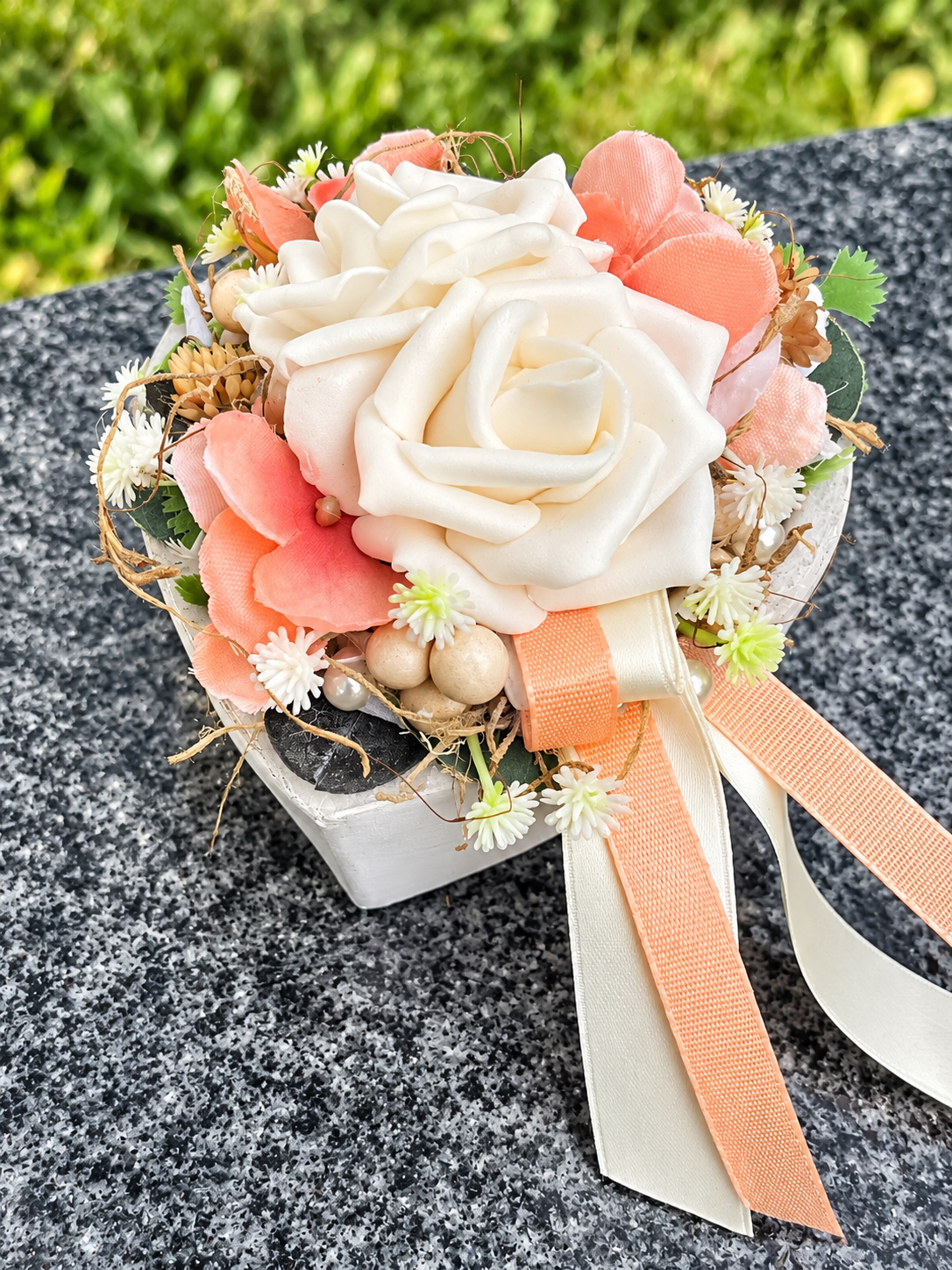 Grabherz aus Beton mit Rosen – Ganzjähriger Grabschmuck | 10 & 14 cm – Grabgesteck – SarahsFlowerStudio