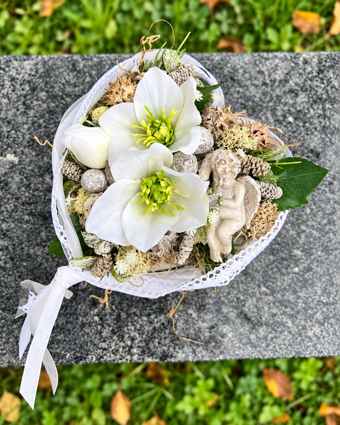 Grabherz aus Beton mit Christrosen & Engel – Weiß oder Rosa | 16 × 14 cm – Grabgesteck – SarahsFlowerStudio
