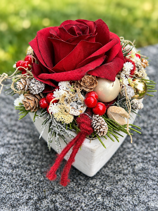 Grabherz aus Beton mit Seidenrose – Winterlicher Grabschmuck | 14 × 14 cm – Grabgesteck – SarahsFlowerStudio