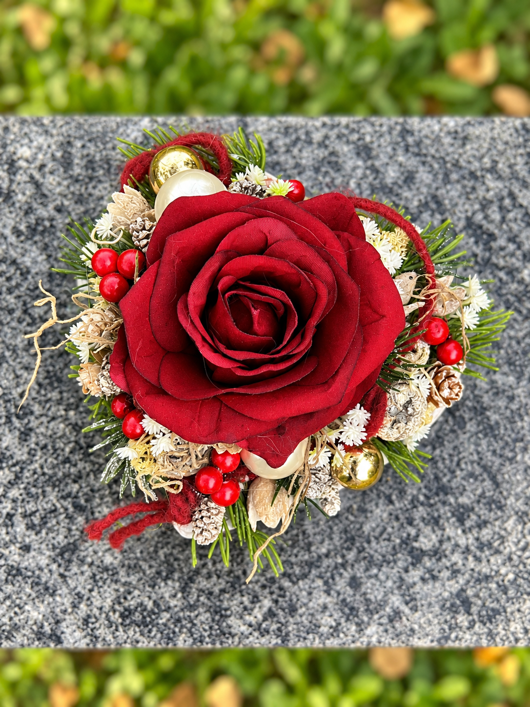 Grabherz aus Beton mit Seidenrose – Winterlicher Grabschmuck | 14 × 14 cm – Grabgesteck – SarahsFlowerStudio