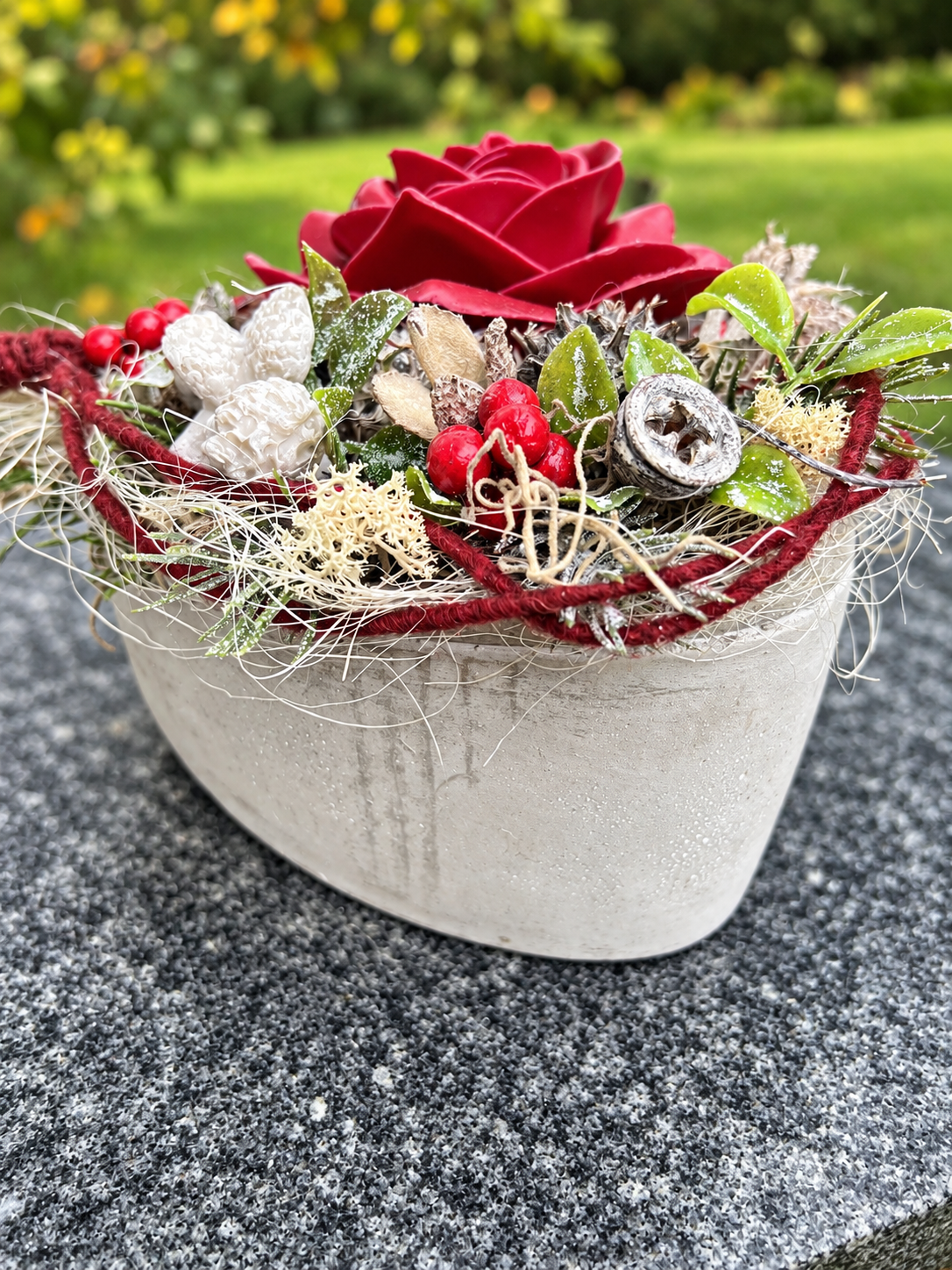 Grabherz aus Beton mit Engel & Wachsrose – 4 Wunschfarben | 16 cm – Grabgesteck – SarahsFlowerStudio