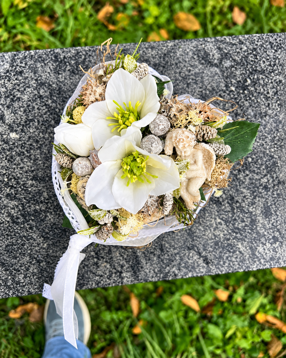 Grabherz aus Beton mit Christrosen & Engel – Weiß oder Rosa | 16 × 14 cm – Grabgesteck – SarahsFlowerStudio