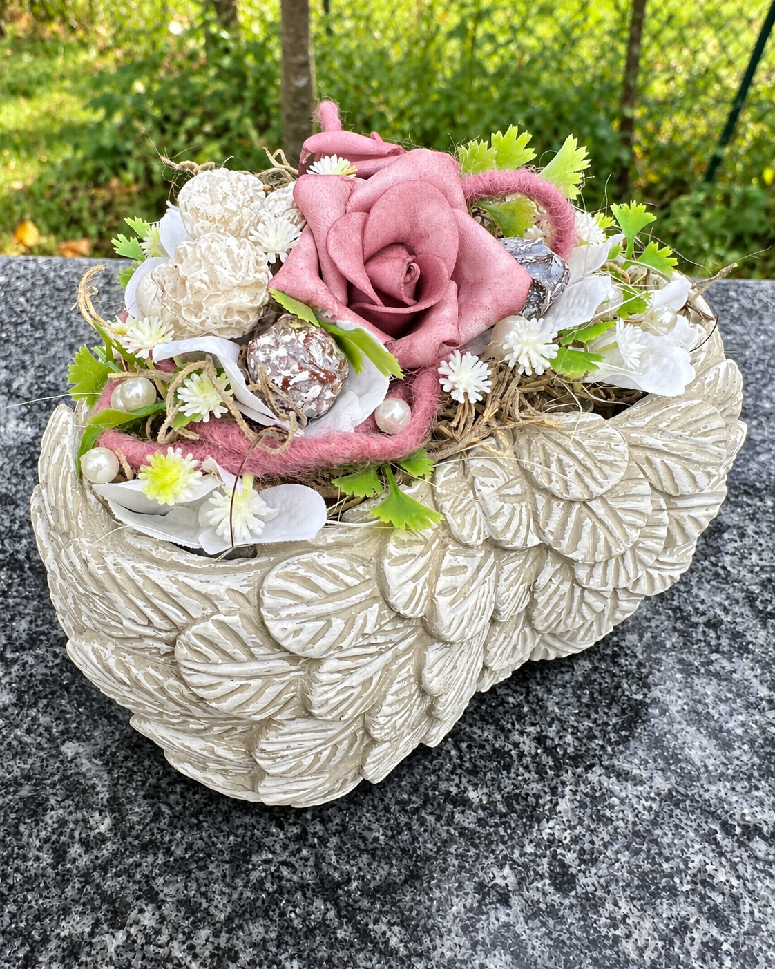 Grabherz Beton Flügel Seidenblumen Rose – langlebiger Grabschmuck – Grabgesteck – SarahsFlowerStudio