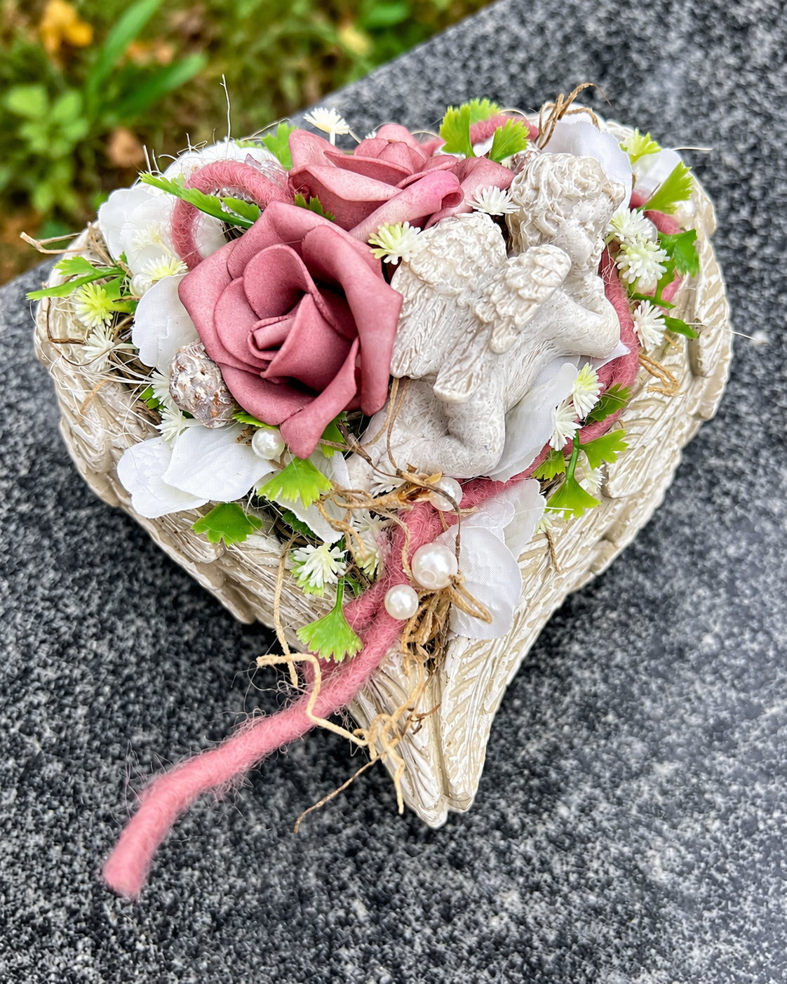 Grabherz Beton Flügel Seidenblumen Rose – langlebiger Grabschmuck – Grabgesteck – SarahsFlowerStudio