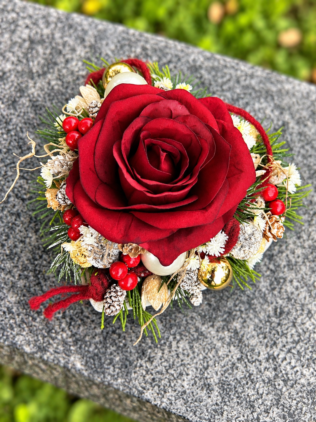 Grabherz aus Beton mit Seidenrose – Winterlicher Grabschmuck | 14 × 14 cm – Grabgesteck – SarahsFlowerStudio
