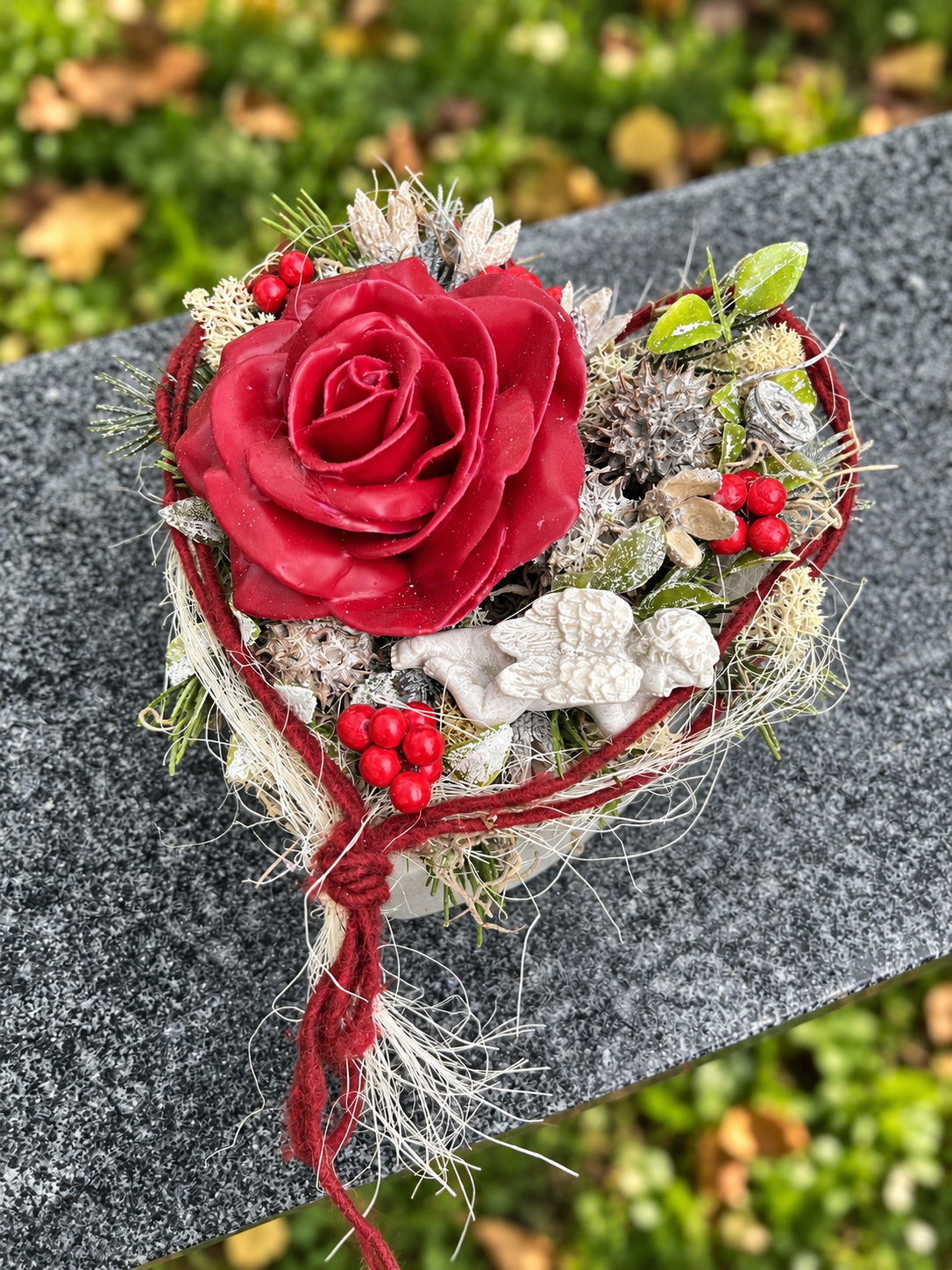 Grabherz aus Beton mit Engel & Wachsrose – 4 Wunschfarben | 16 cm – Grabgesteck – SarahsFlowerStudio