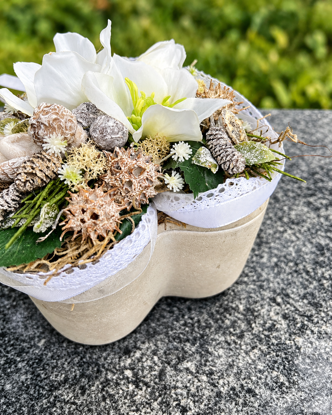 Grabherz aus Beton mit Christrosen & Engel – Weiß oder Rosa | 16 × 14 cm – Grabgesteck – SarahsFlowerStudio