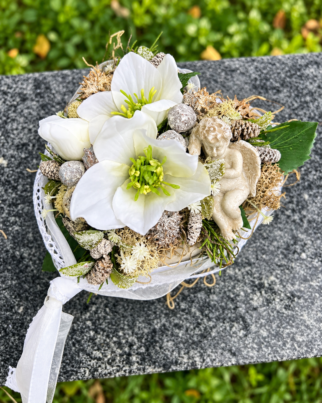 Grabherz aus Beton mit Christrosen & Engel – Weiß oder Rosa | 16 × 14 cm – Grabgesteck – SarahsFlowerStudio