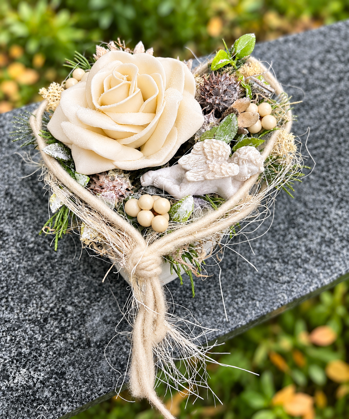 Grabherz aus Beton mit Engel & Wachsrose – 4 Wunschfarben | 16 cm – Grabgesteck – SarahsFlowerStudio