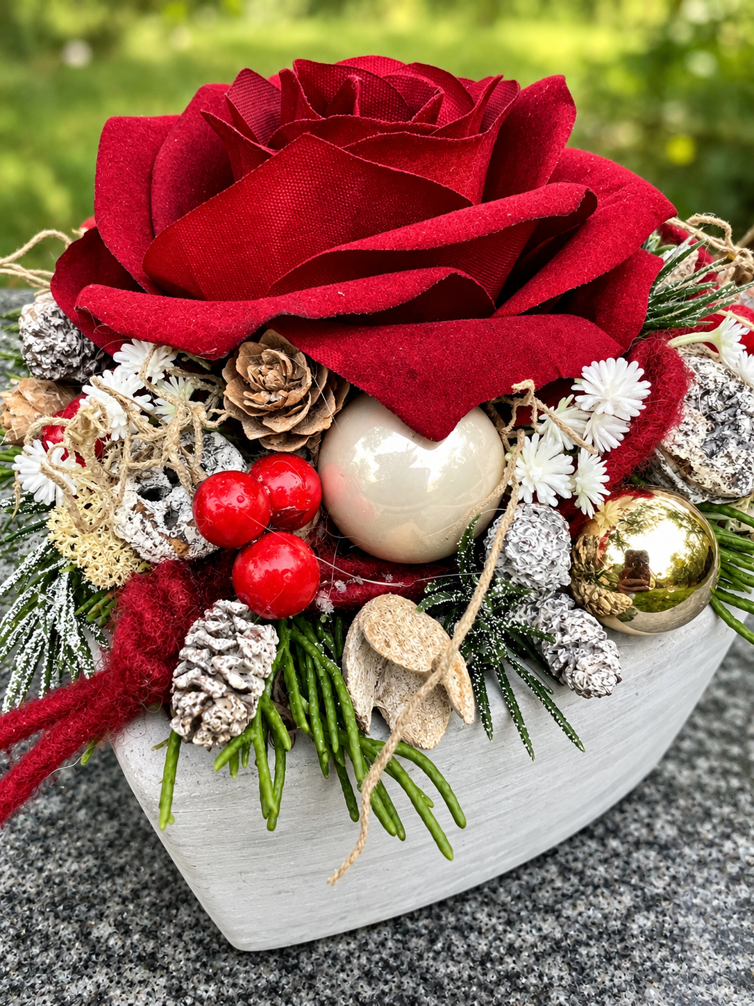 Grabherz aus Beton mit Seidenrose – Winterlicher Grabschmuck | 14 × 14 cm – Grabgesteck – SarahsFlowerStudio
