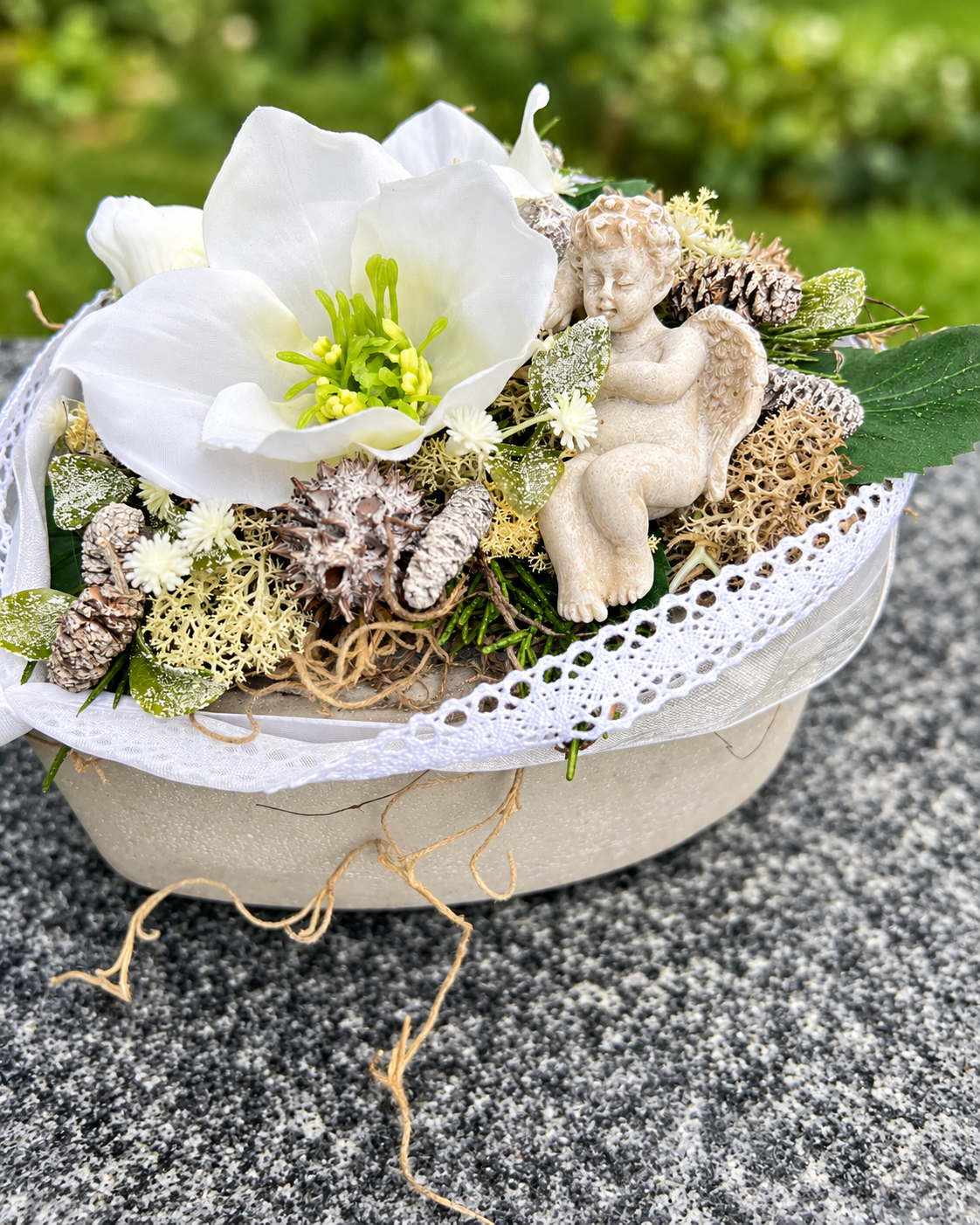 Grabherz aus Beton mit Christrosen & Engel – Weiß oder Rosa | 16 × 14 cm – Grabgesteck – SarahsFlowerStudio