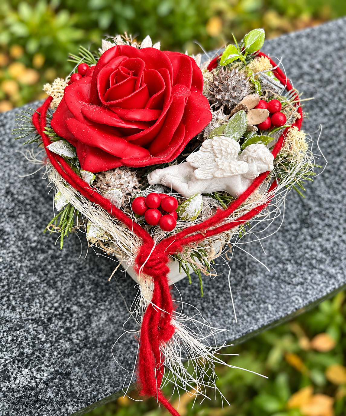 Grabherz aus Beton mit Engel & Wachsrose – 4 Wunschfarben | 16 cm – Grabgesteck – SarahsFlowerStudio
