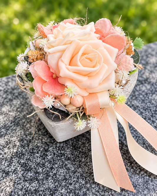 Grabherz aus Beton mit Rosen – Ganzjähriger Grabschmuck | 10 & 14 cm – Grabgesteck – SarahsFlowerStudio