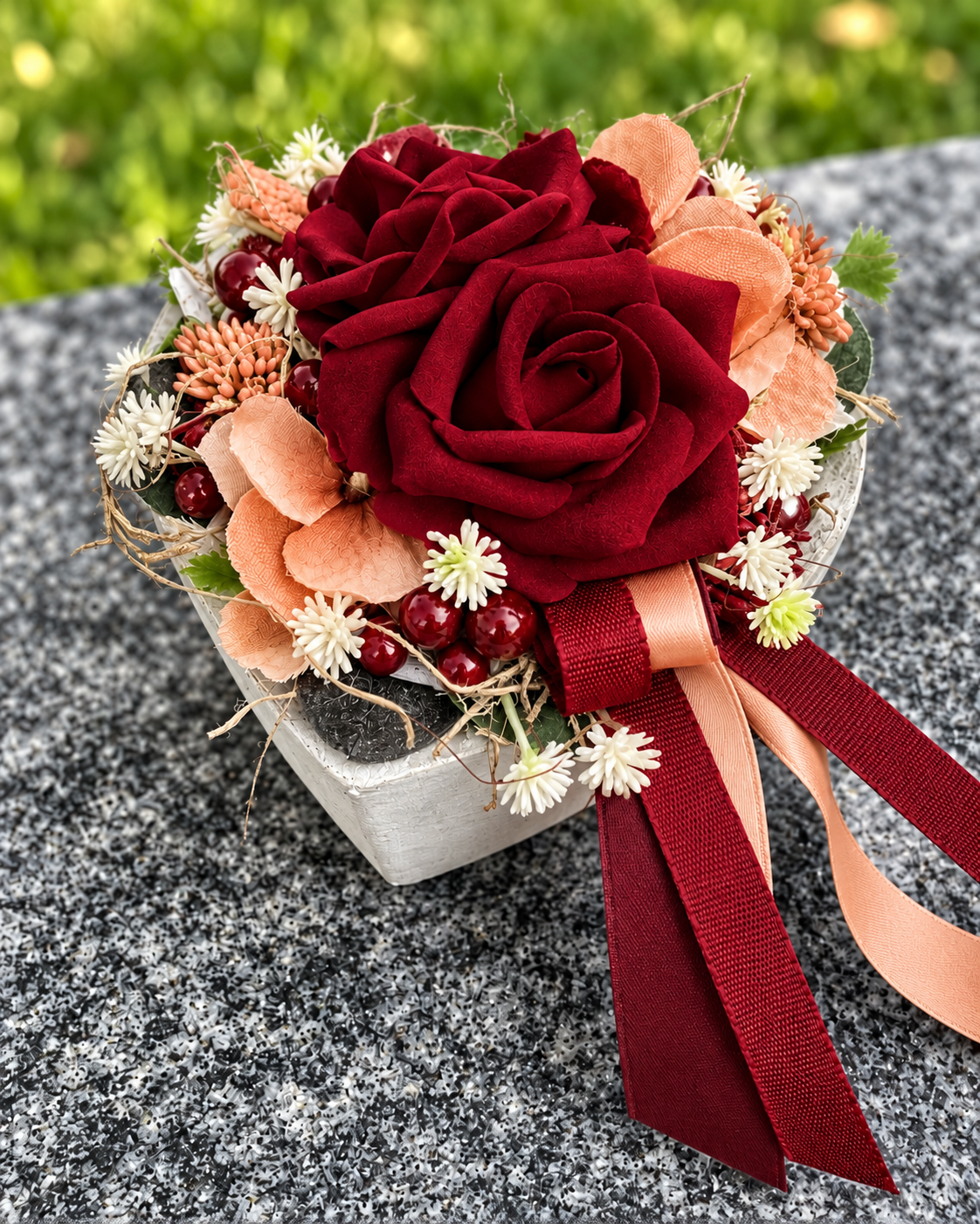 Grabherz aus Beton mit Rosen – Ganzjähriger Grabschmuck | 10 & 14 cm – Grabgesteck – SarahsFlowerStudio