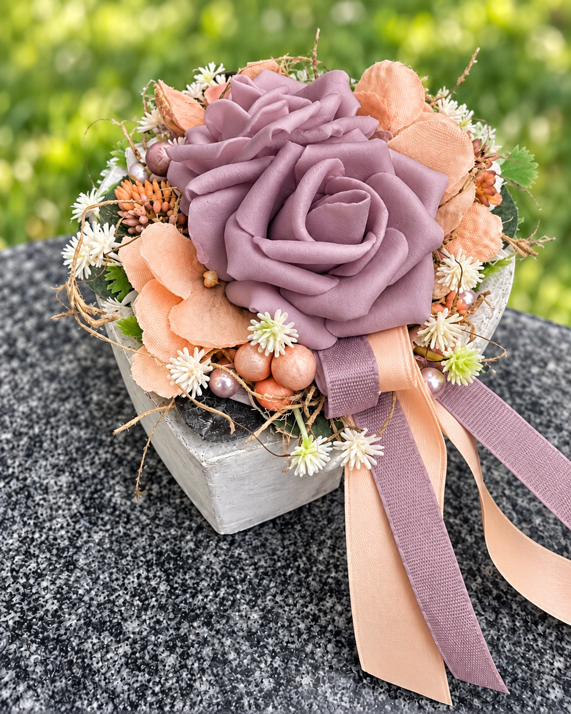 Grabherz aus Beton mit Rosen – Ganzjähriger Grabschmuck | 10 & 14 cm – Grabgesteck – SarahsFlowerStudio