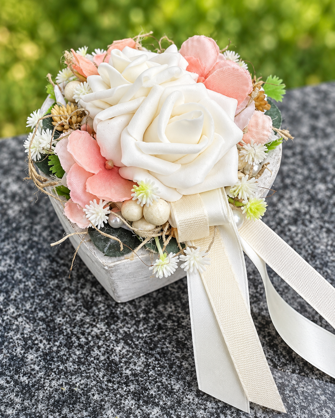 Grabherz aus Beton mit Rosen – Ganzjähriger Grabschmuck | 10 & 14 cm – Grabgesteck – SarahsFlowerStudio