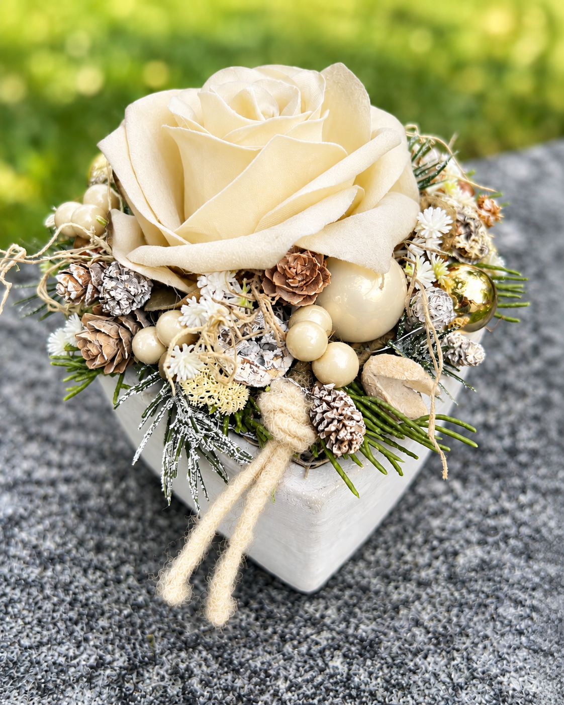 Grabherz aus Beton mit Seidenrose – Winterlicher Grabschmuck | 14 × 14 cm – Grabgesteck – SarahsFlowerStudio