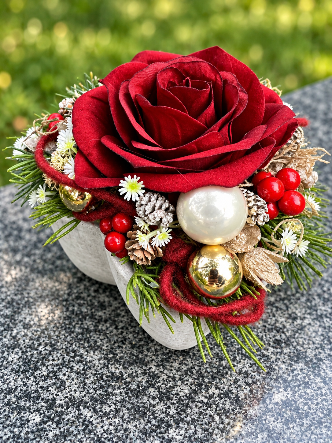 Grabherz aus Beton mit Seidenrose – Winterlicher Grabschmuck | 14 × 14 cm – Grabgesteck – SarahsFlowerStudio