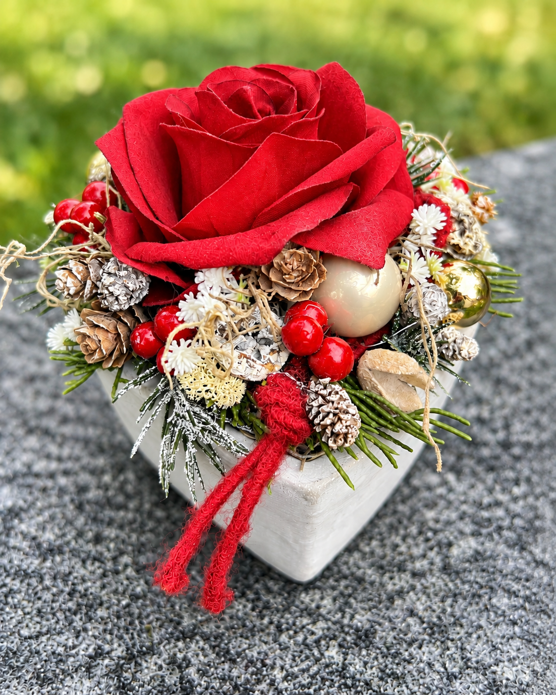 Grabherz aus Beton mit Seidenrose – Winterlicher Grabschmuck | 14 × 14 cm – Grabgesteck – SarahsFlowerStudio