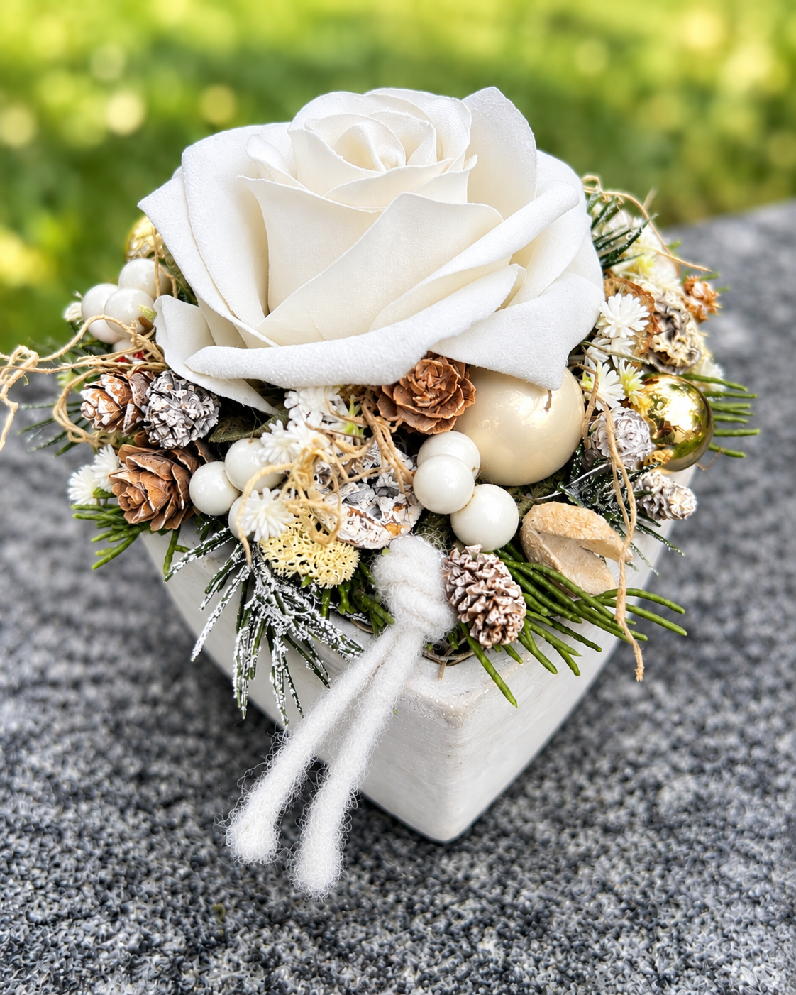 Grabherz aus Beton mit Seidenrose – Winterlicher Grabschmuck | 14 × 14 cm – Grabgesteck – SarahsFlowerStudio