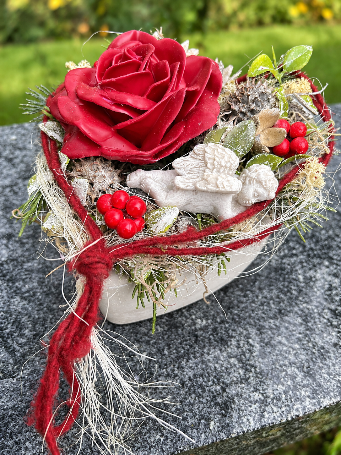 Grabherz aus Beton mit Engel & Wachsrose – 4 Wunschfarben | 16 cm – Grabgesteck – SarahsFlowerStudio