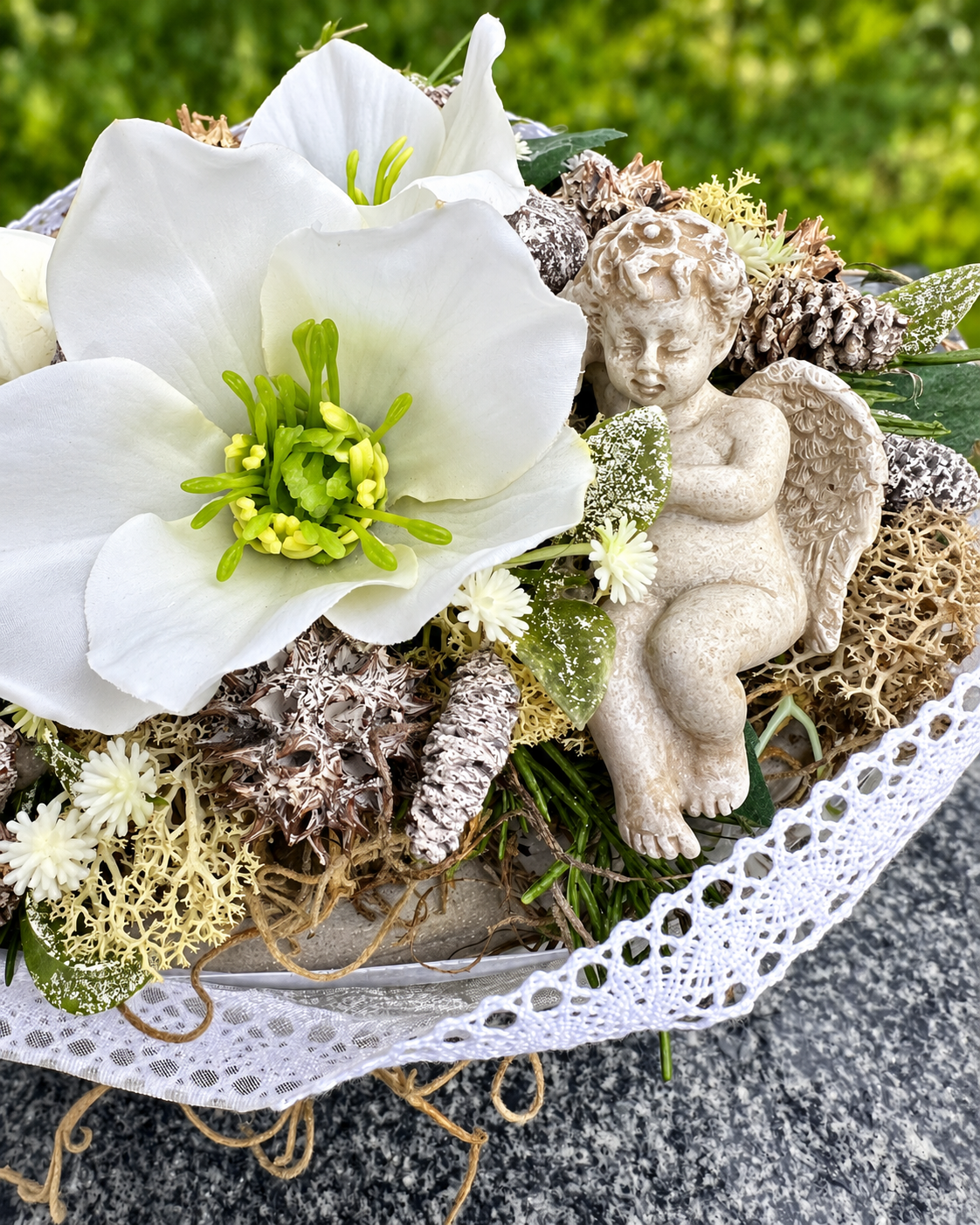 Grabherz aus Beton mit Christrosen & Engel – Weiß oder Rosa | 16 × 14 cm – Grabgesteck – SarahsFlowerStudio