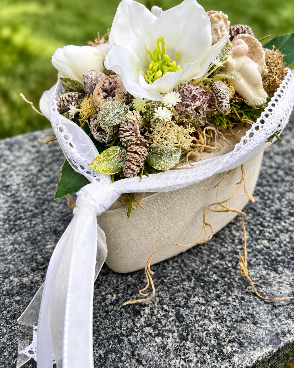 Grabherz aus Beton mit Christrosen & Engel – Weiß oder Rosa | 16 × 14 cm – Grabgesteck – SarahsFlowerStudio