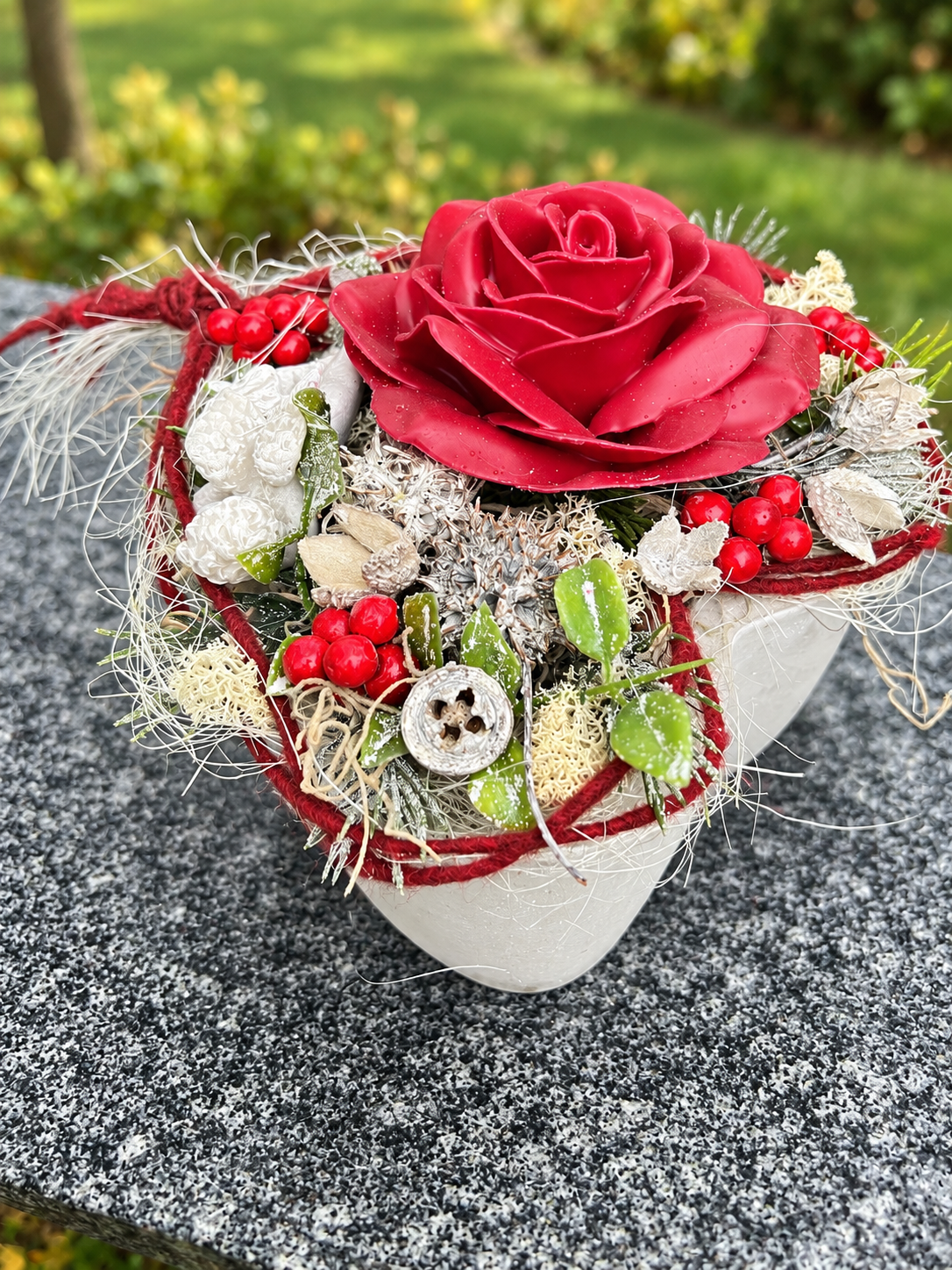 Grabherz aus Beton mit Engel & Wachsrose – 4 Wunschfarben | 16 cm – Grabgesteck – SarahsFlowerStudio