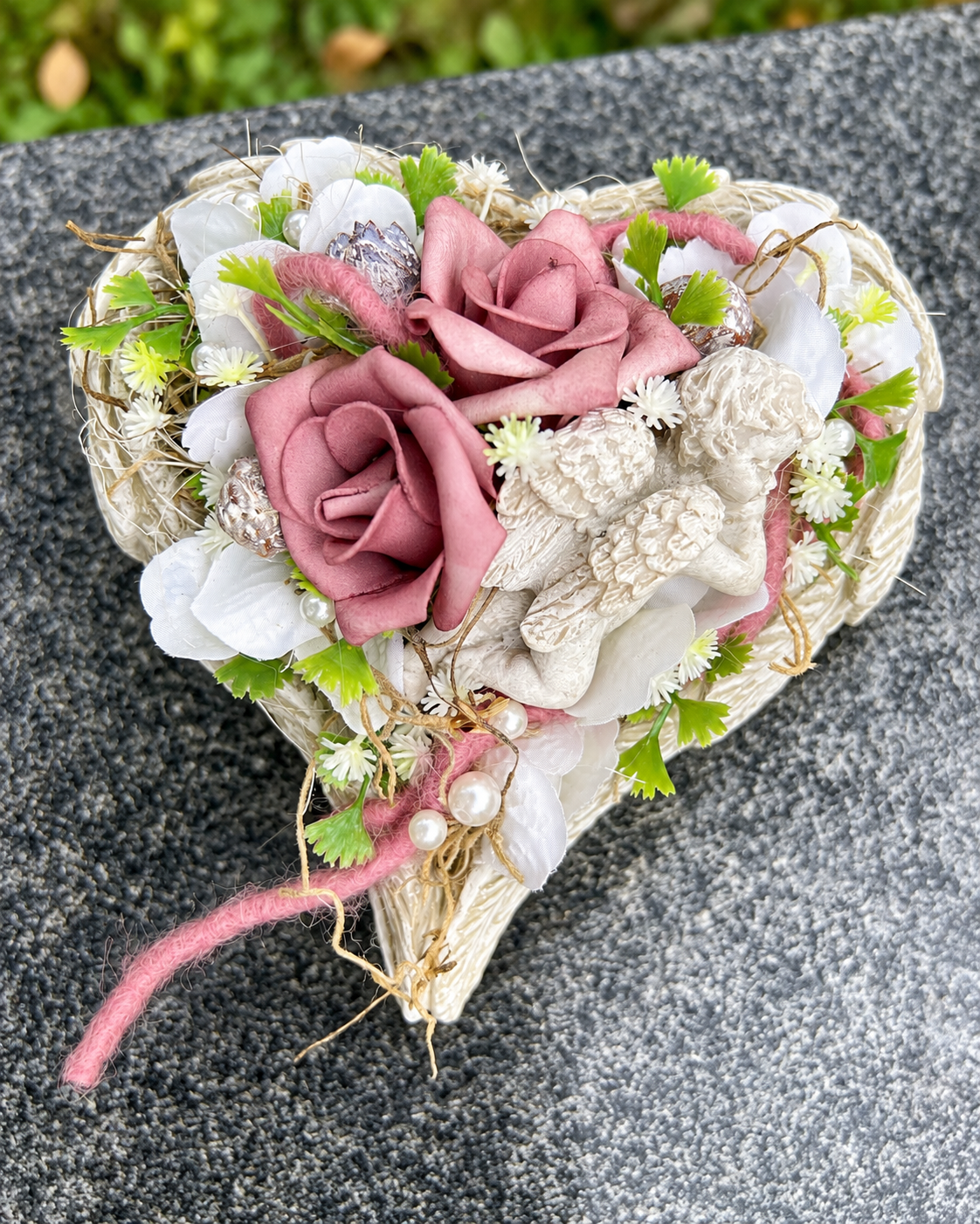 Grabherz Beton Flügel Seidenblumen Rose – langlebiger Grabschmuck – Grabgesteck – SarahsFlowerStudio