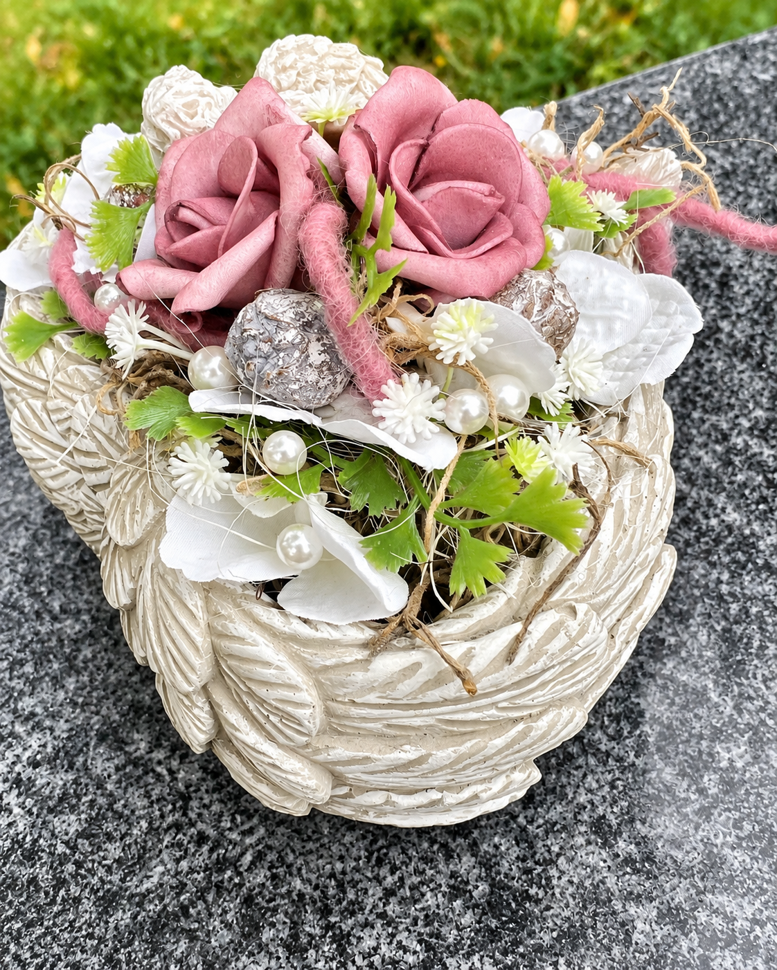 Grabherz Beton Flügel Seidenblumen Rose – langlebiger Grabschmuck – Grabgesteck – SarahsFlowerStudio