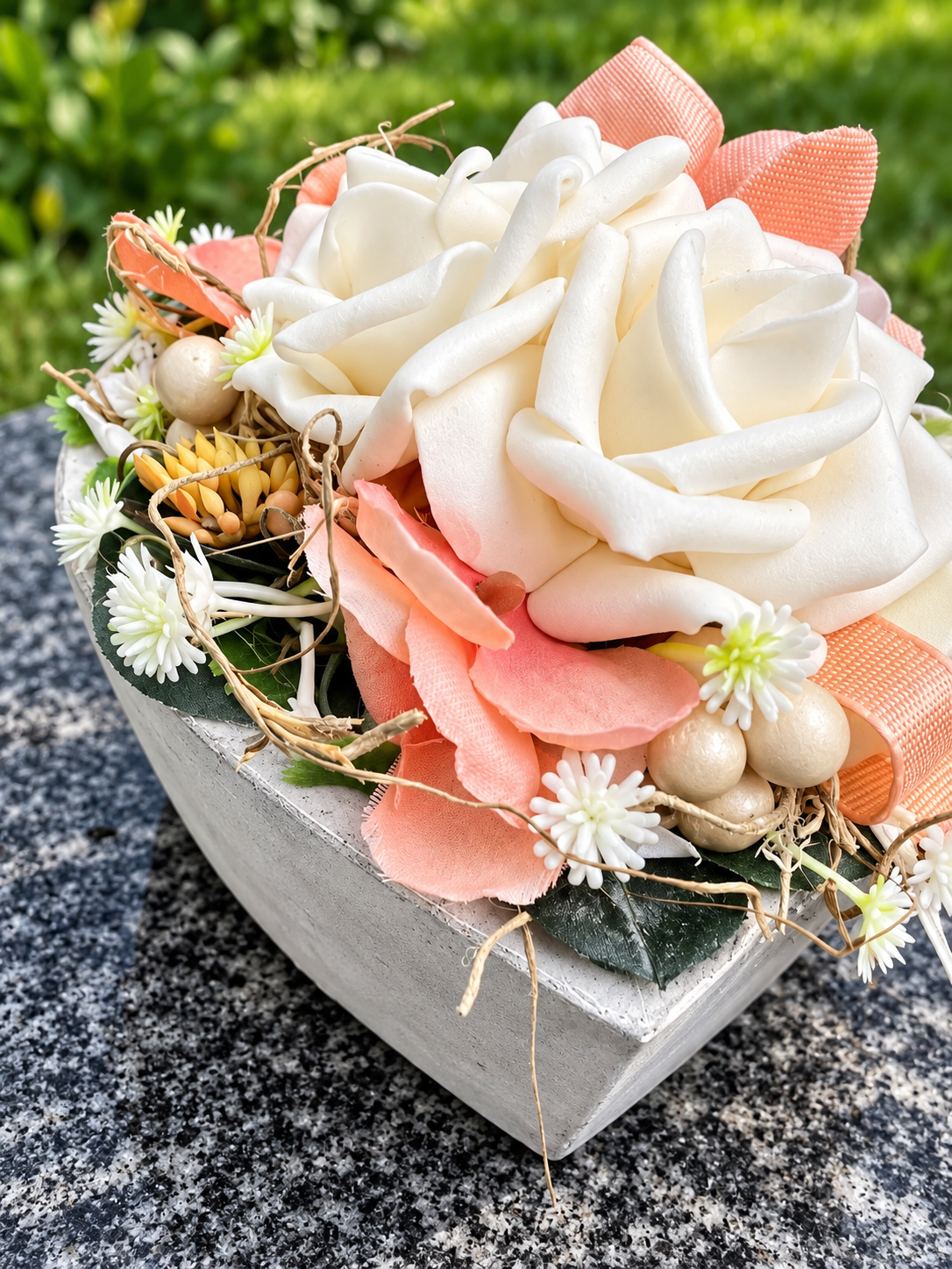 Grabherz aus Beton mit Rosen – Ganzjähriger Grabschmuck | 10 & 14 cm – Grabgesteck – SarahsFlowerStudio