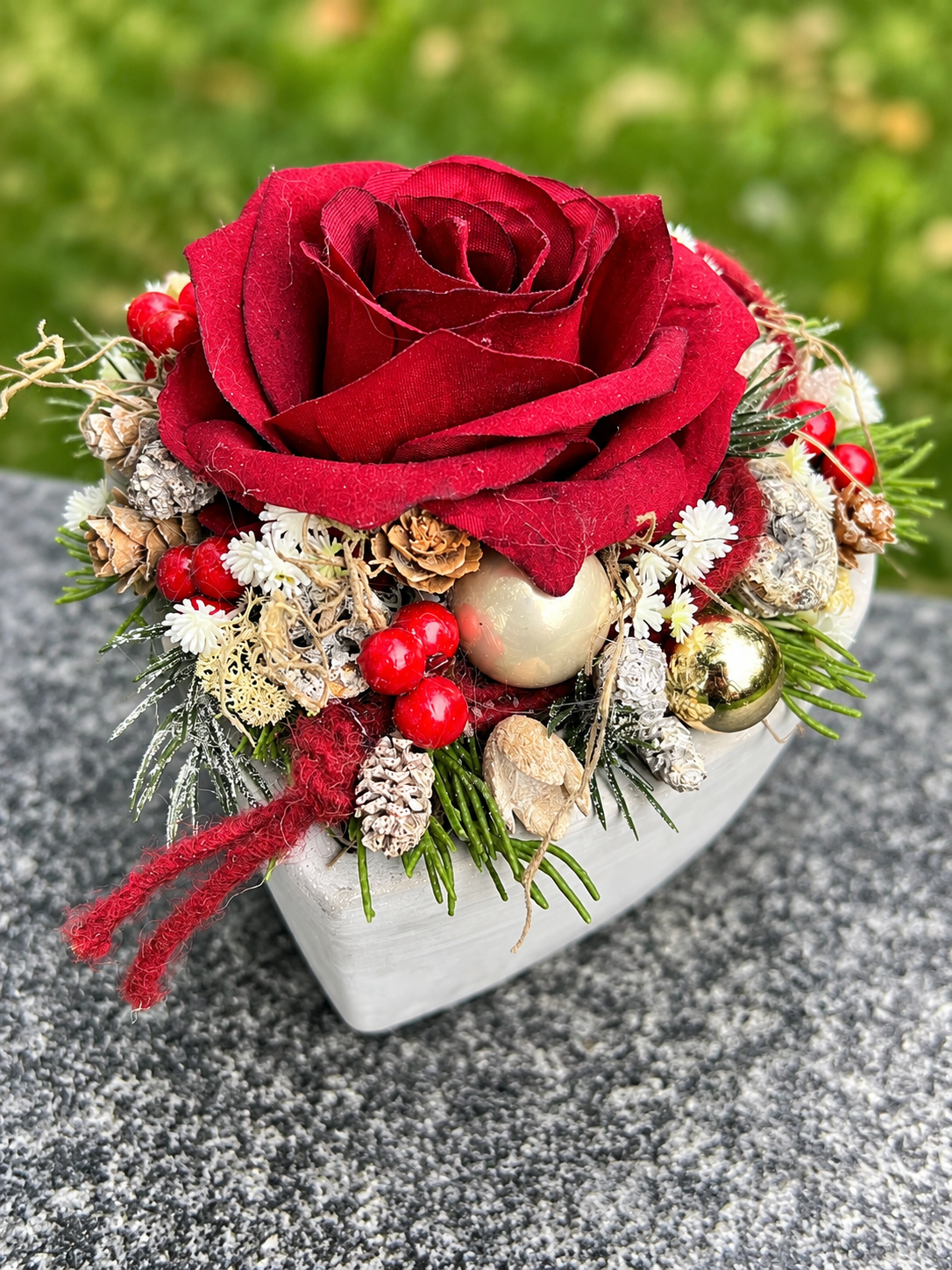 Grabherz aus Beton mit Seidenrose – Winterlicher Grabschmuck | 14 × 14 cm – Grabgesteck – SarahsFlowerStudio