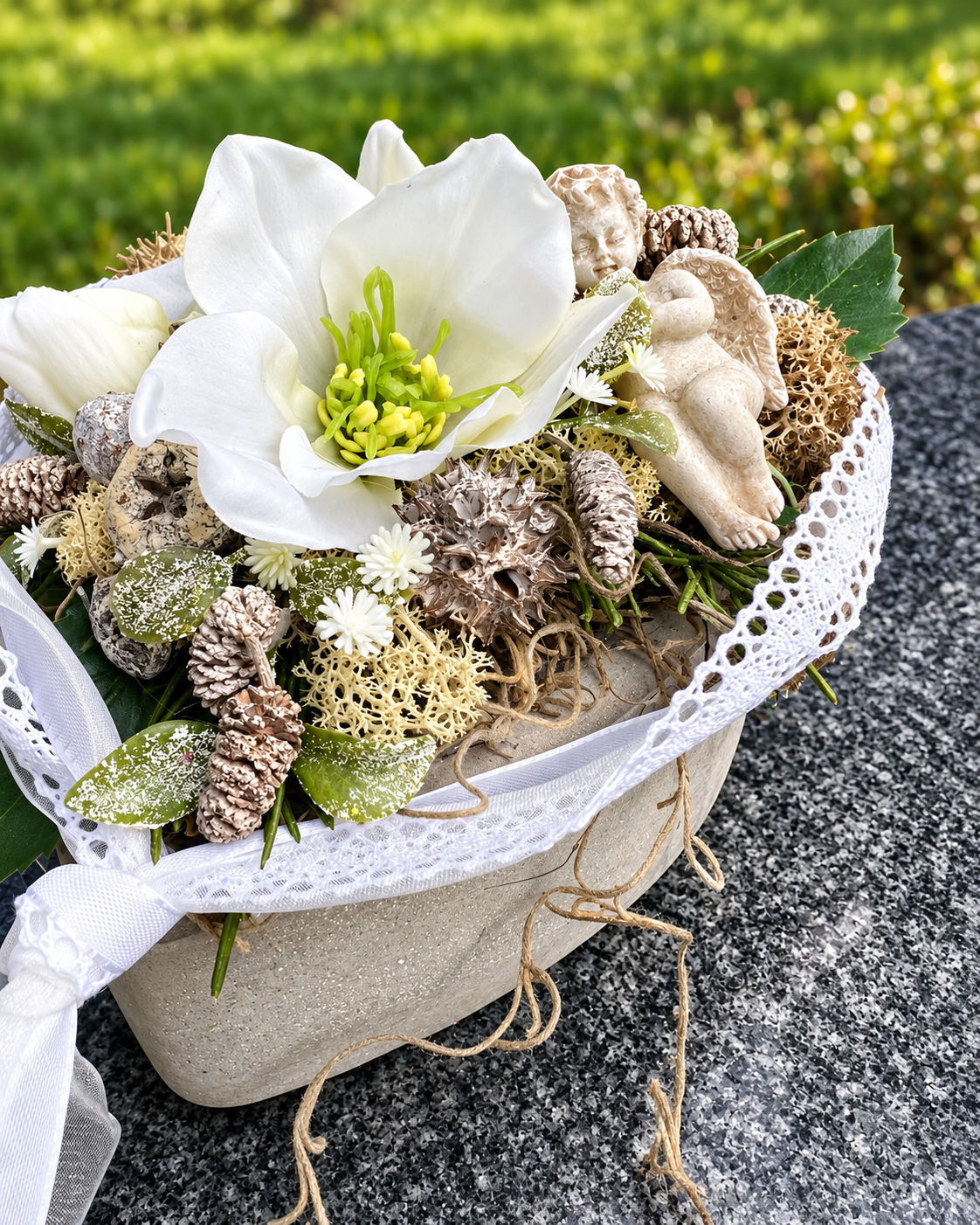Grabherz aus Beton mit Christrosen & Engel – Weiß oder Rosa | 16 × 14 cm – Grabgesteck – SarahsFlowerStudio