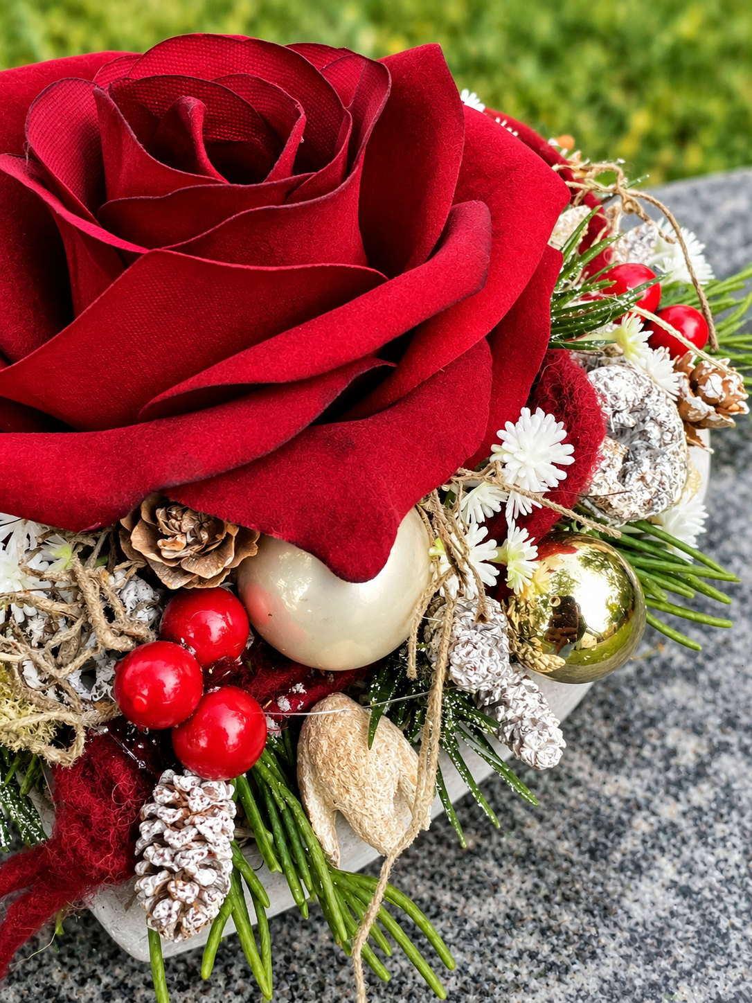 Grabherz aus Beton mit Seidenrose – Winterlicher Grabschmuck | 14 × 14 cm – Grabgesteck – SarahsFlowerStudio