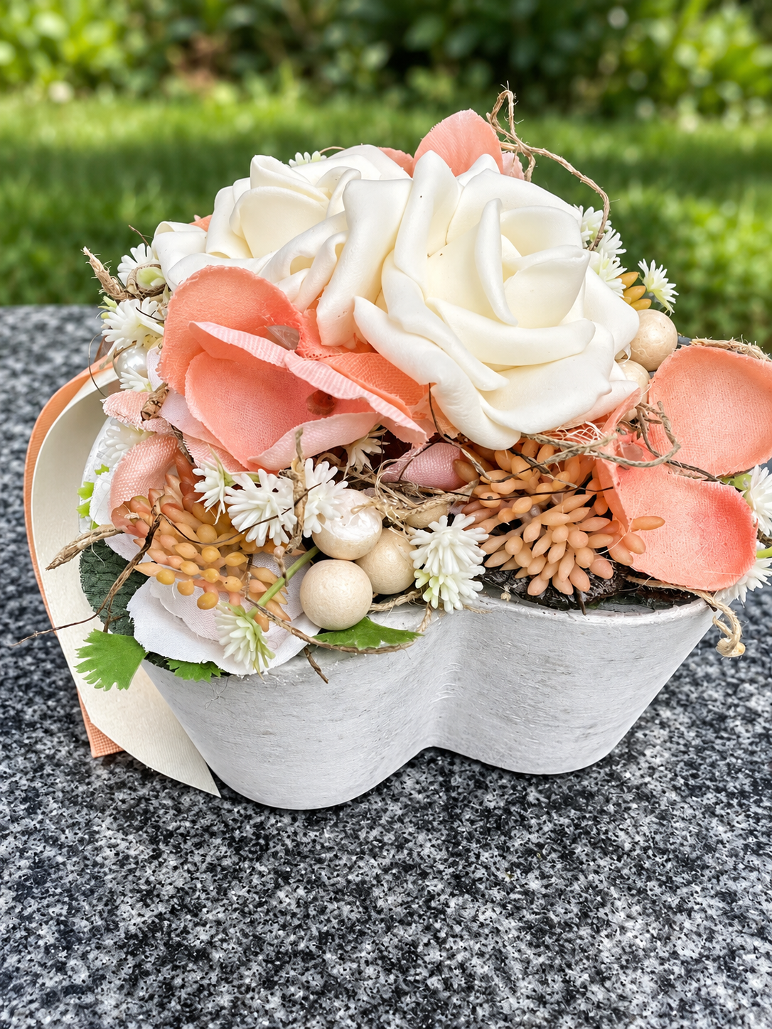 Grabherz aus Beton mit Rosen – Ganzjähriger Grabschmuck | 10 & 14 cm – Grabgesteck – SarahsFlowerStudio