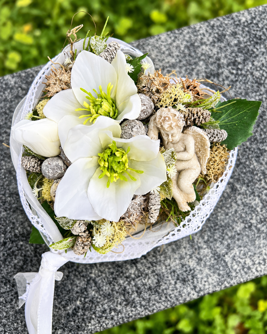 Grabherz aus Beton mit Christrosen & Engel – Weiß oder Rosa | 16 × 14 cm – Grabgesteck – SarahsFlowerStudio