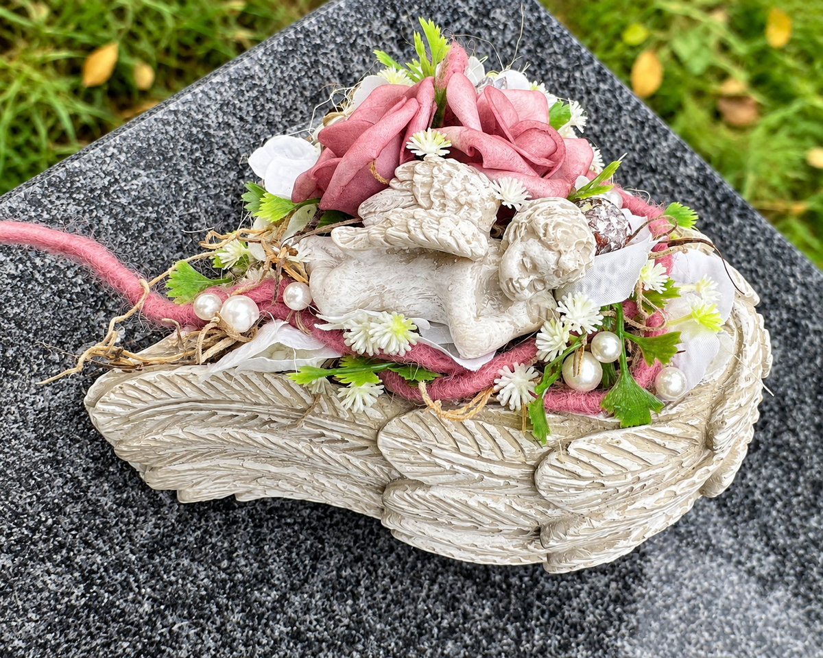 Grabherz Beton Flügel Seidenblumen Rose – langlebiger Grabschmuck – Grabgesteck – SarahsFlowerStudio