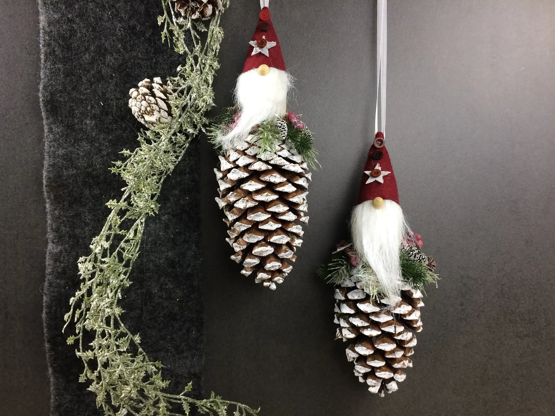 Wichtel 2er Set! Advent Fenster Fensterschmuck Fensterdeko Deko Weihnachten Wichtel Zapfen Wachszapfen – handgemacht aus Seiden- und Kunstblumen, langlebig & pflegeleicht von SarahsFlowerStudio