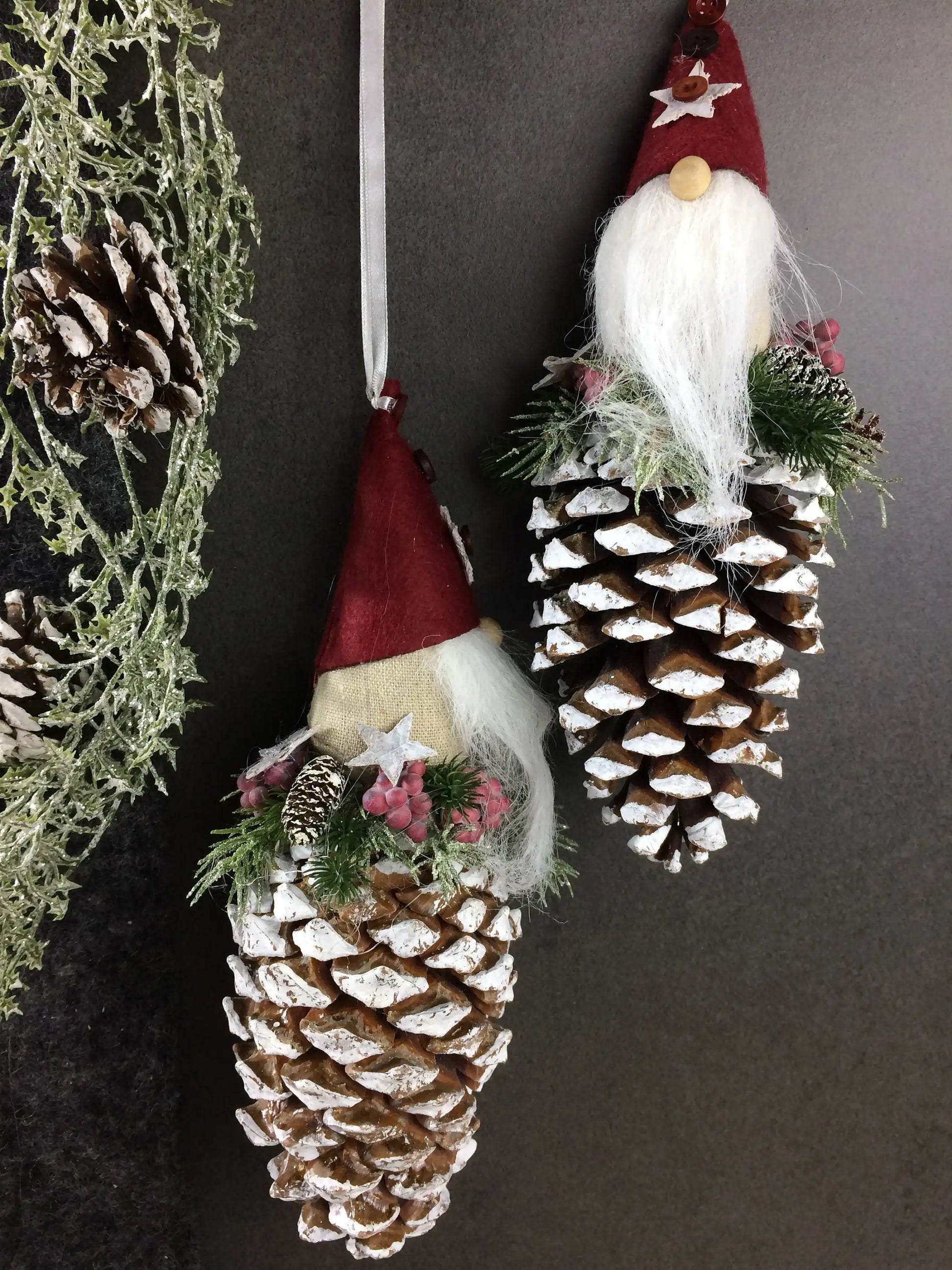 Wichtel 2er Set! Advent Fenster Fensterschmuck Fensterdeko Deko Weihnachten Wichtel Zapfen Wachszapfen – handgemacht aus Seiden- und Kunstblumen, langlebig & pflegeleicht von SarahsFlowerStudio