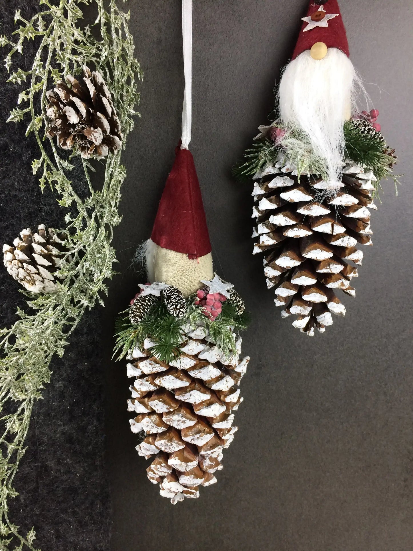 Wichtel 2er Set! Advent Fenster Fensterschmuck Fensterdeko Deko Weihnachten Wichtel Zapfen Wachszapfen – handgemacht aus Seiden- und Kunstblumen, langlebig & pflegeleicht von SarahsFlowerStudio
