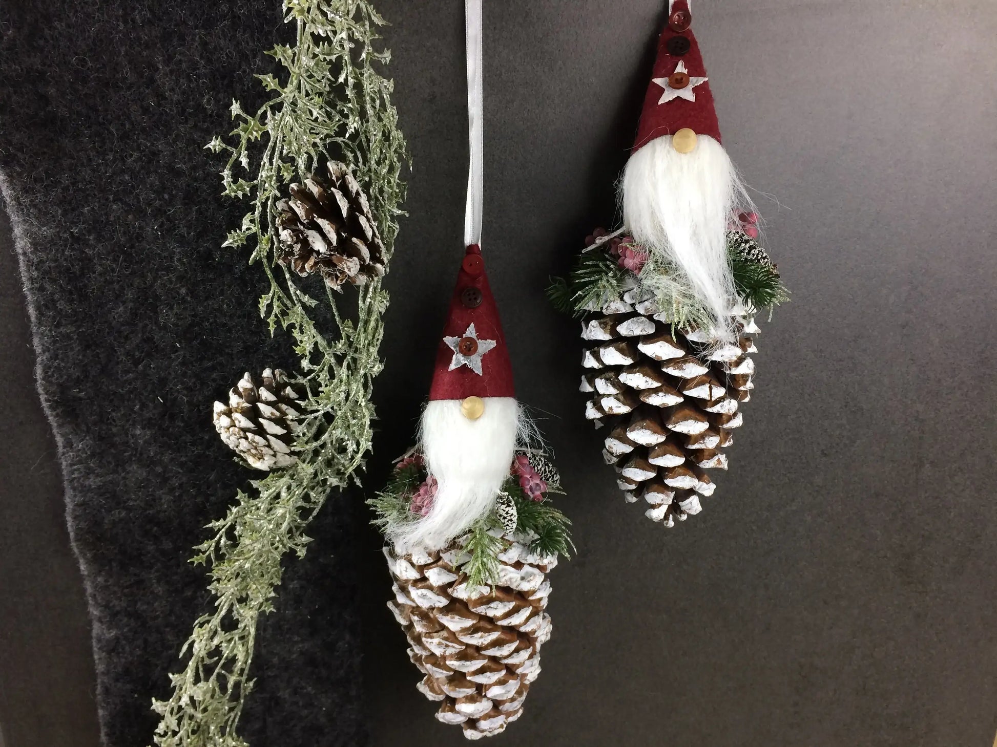 Wichtel 2er Set! Advent Fenster Fensterschmuck Fensterdeko Deko Weihnachten Wichtel Zapfen Wachszapfen – handgemacht aus Seiden- und Kunstblumen, langlebig & pflegeleicht von SarahsFlowerStudio