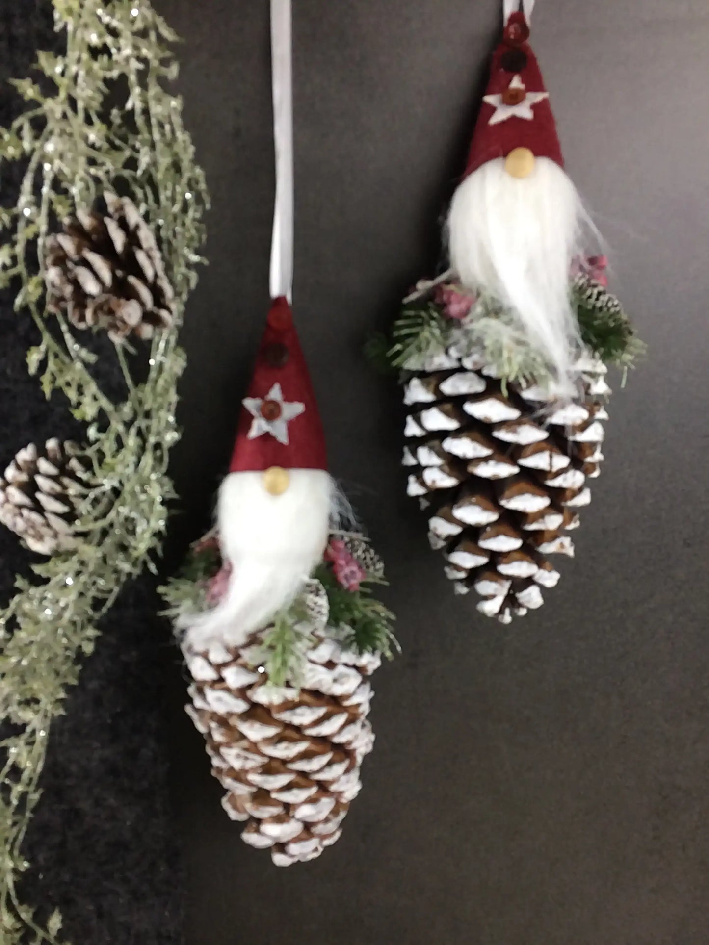 Wichtel 2er Set! Advent Fenster Fensterschmuck Fensterdeko Deko Weihnachten Wichtel Zapfen Wachszapfen – handgemacht aus Seiden- und Kunstblumen, langlebig & pflegeleicht von SarahsFlowerStudio