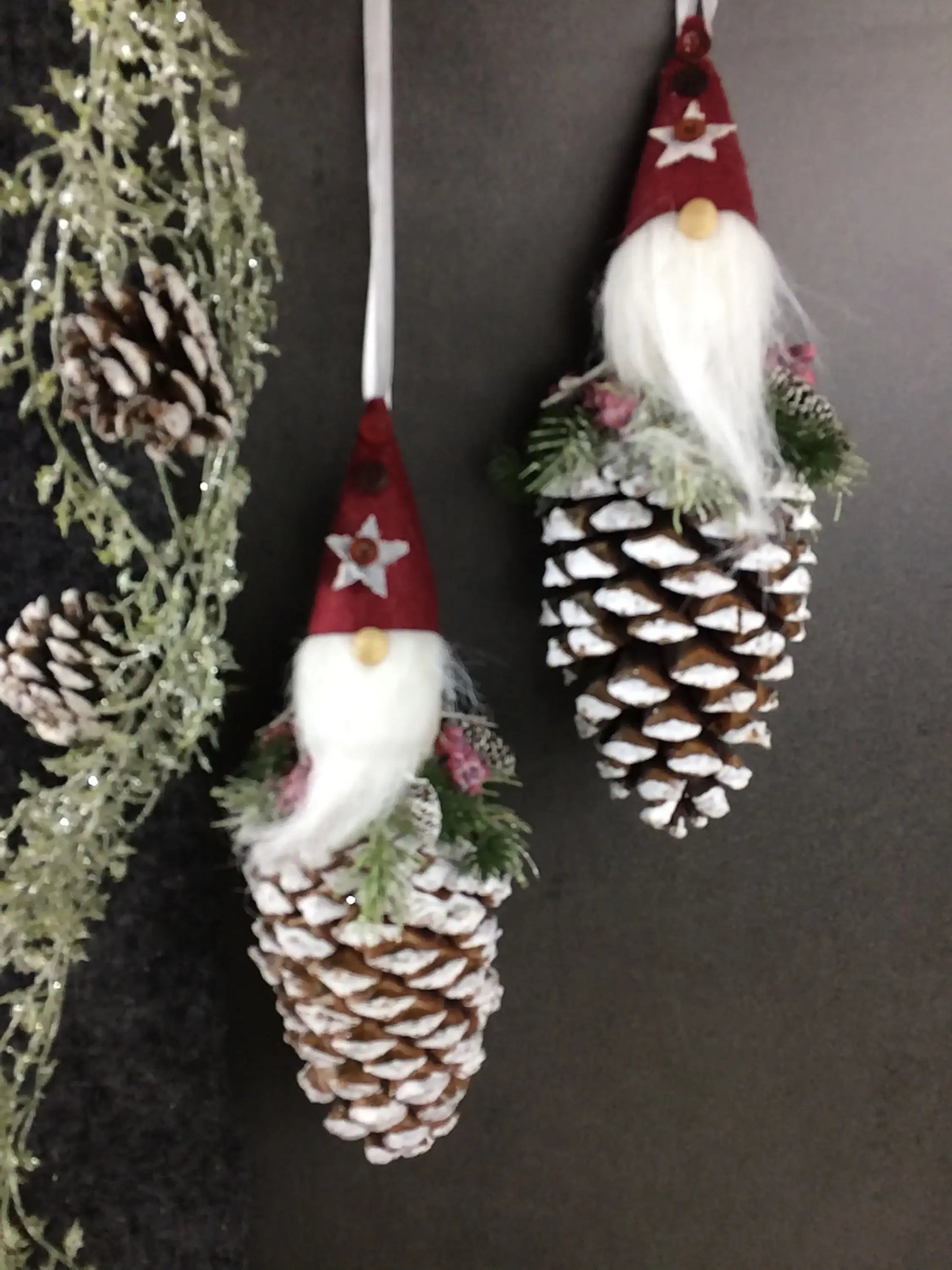 Wichtel 2er Set! Advent Fenster Fensterschmuck Fensterdeko Deko Weihnachten Wichtel Zapfen Wachszapfen – handgemacht aus Seiden- und Kunstblumen, langlebig & pflegeleicht von SarahsFlowerStudio