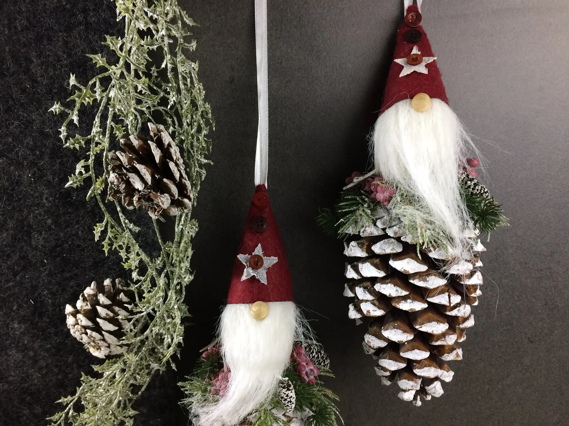 Wichtel 2er Set! Advent Fenster Fensterschmuck Fensterdeko Deko Weihnachten Wichtel Zapfen Wachszapfen – handgemacht aus Seiden- und Kunstblumen, langlebig & pflegeleicht von SarahsFlowerStudio