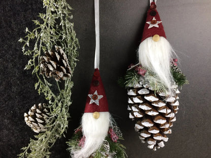 Wichtel 2er Set! Advent Fenster Fensterschmuck Fensterdeko Deko Weihnachten Wichtel Zapfen Wachszapfen – handgemacht aus Seiden- und Kunstblumen, langlebig & pflegeleicht von SarahsFlowerStudio
