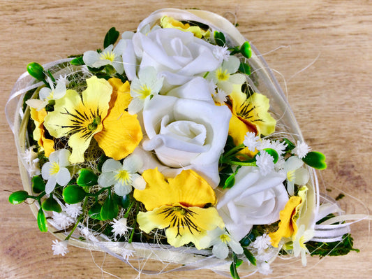 Seidenblumen Grabherz Rose mit Stiefmütterchen – Grabdekorat 2 – Grabgesteck – SarahsFlowerStudio