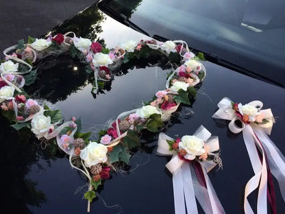 Autoschmuck Set 3 Teilig Herz und Schleifen Autodekoration Autoblumenschmuck Gesteck Hochzeit Kutschen Schmuck Kutschendeko Kutsche Wedding – handgemacht aus Seiden- und Kunstblumen, langlebig & pflegeleicht von SarahsFlowerStudio