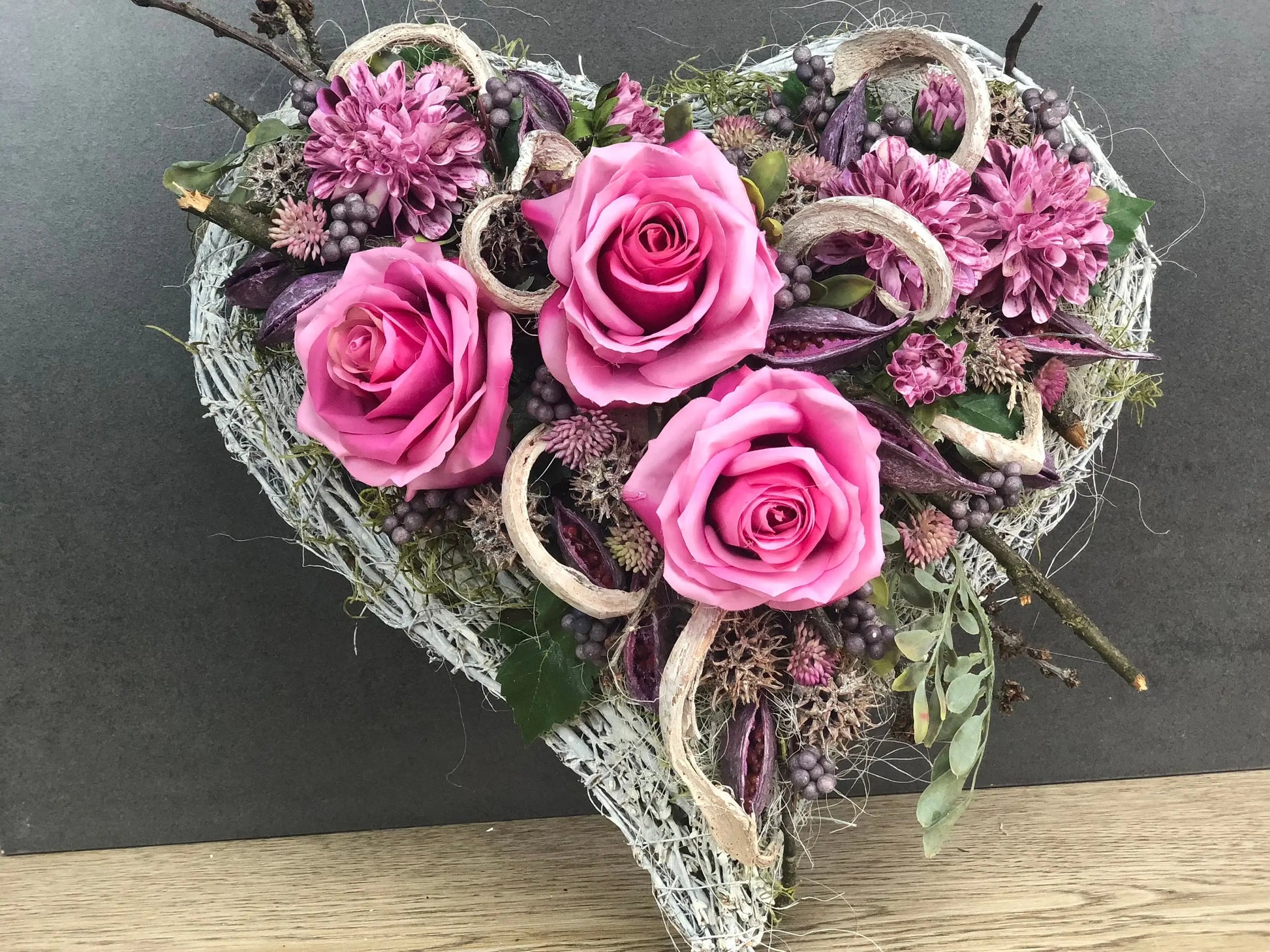 Grabgesteck Rose Dahlie Grabschmuck Herz Farbwunsch Grabdeko Grabdekoration – handgemacht aus Seiden- und Kunstblumen, langlebig & pflegeleicht von SarahsFlowerStudio